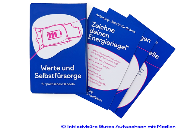 Drei blaue Karten des Energieriegel-Kartensets, vordere Karte mit Titel "Werte und Selbstfürsorge für politisches Handeln" und einer Illustration eines Energieriegels.