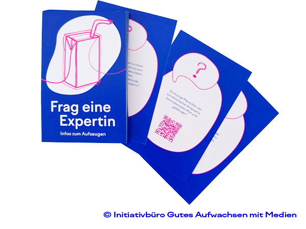 Drei blaue Karten des Trinkpäckchen-Kartensets, vordere Karte mit Titel "Frag eine Expertin – Infos zum Aufsaugen" und einer Illustration eines Trinkpäckchens.