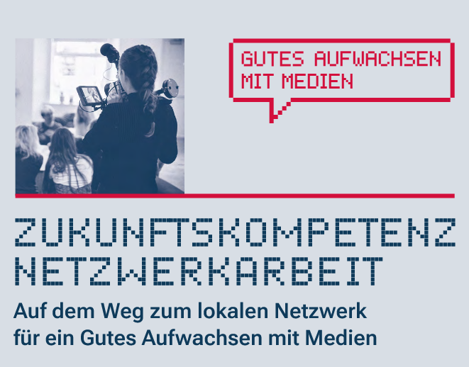 Eine Person die filmt. Darunter der Text "Zukunftskompetenz Netzwerkarbeit. Auf dem Weg zum lokalen Netzwerk für ein Gutes Aufwachsen mit Medien"