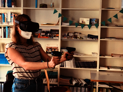 Eine Person, die eine Virtual Reality Brille aufhat.