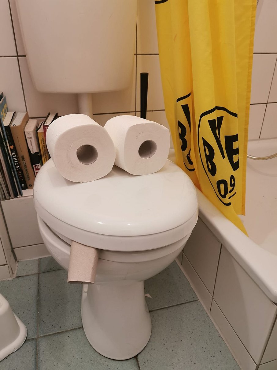 Irgenjemandbeiunsfrisstklopapier-1152x1536.jpg Einreichung zu #LächelSafari