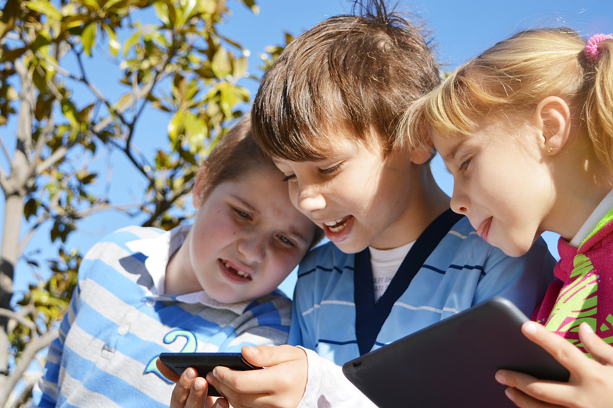 6619_guetzli.jpg Kinder entdecken mit dem Tablet die Natur anzeigen