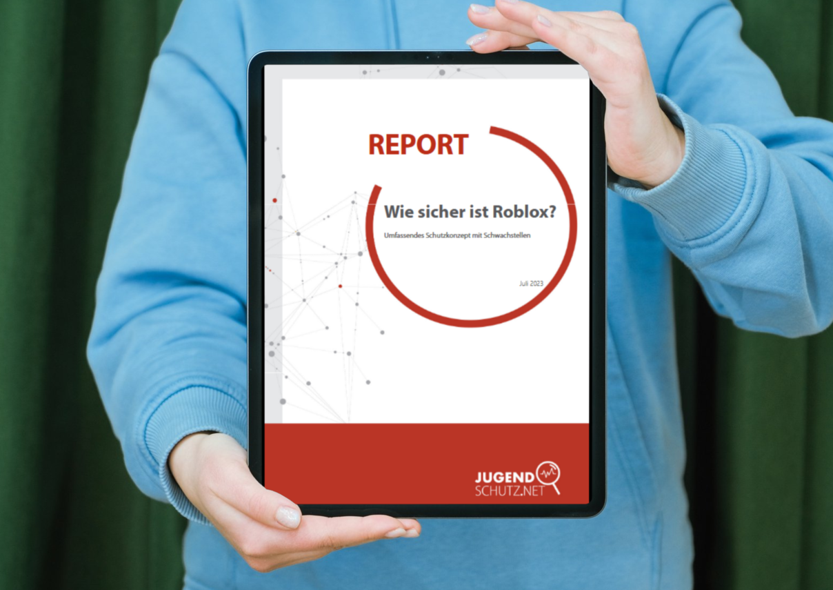 Eine Person, die vor sich ein Tablet hält, auf dem der Report "Wie sicher ist Roblox? von jugendschutz.net zu sehen ist.