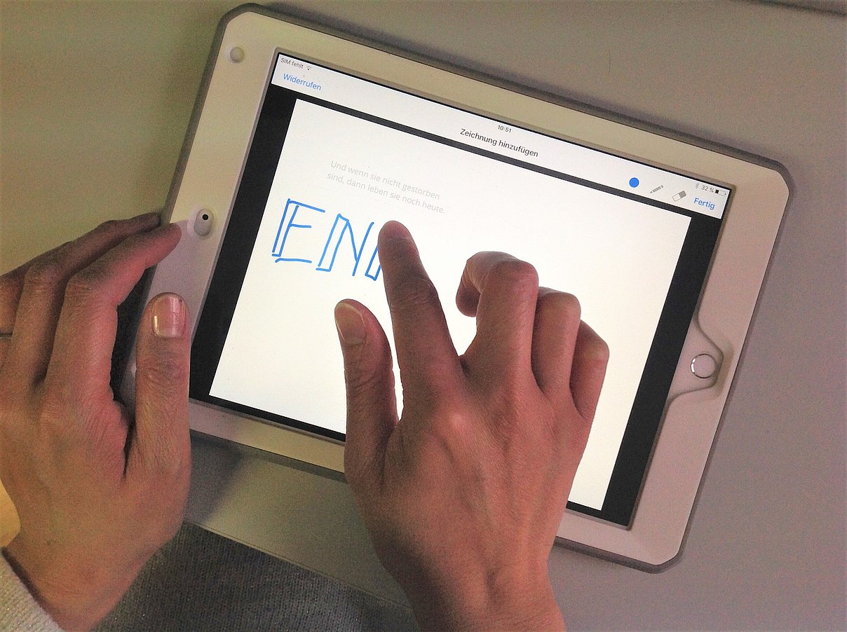 Hände auf einem Tablet