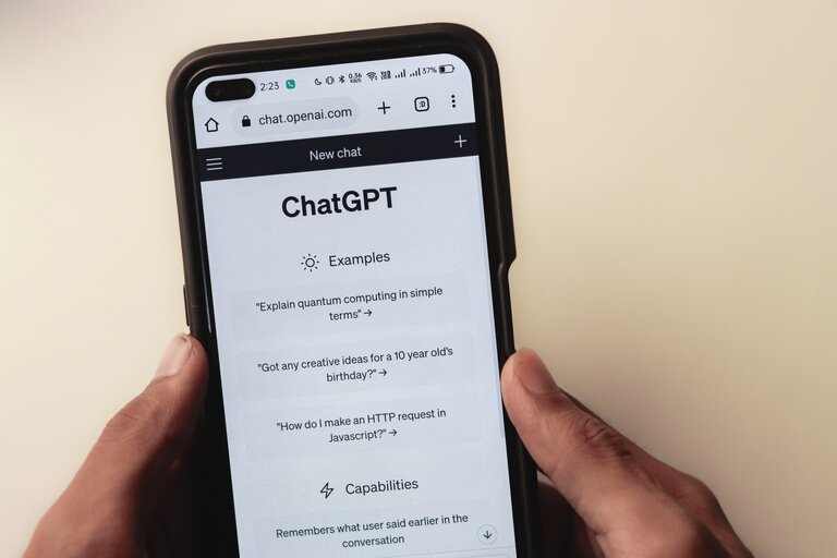 Smartphone, auf dem ChatGPT zu sehen ist 