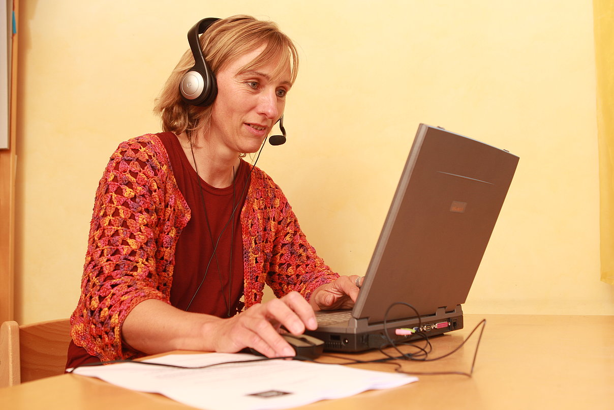 FSJH4384.JPG Frau am Computer mit Headset