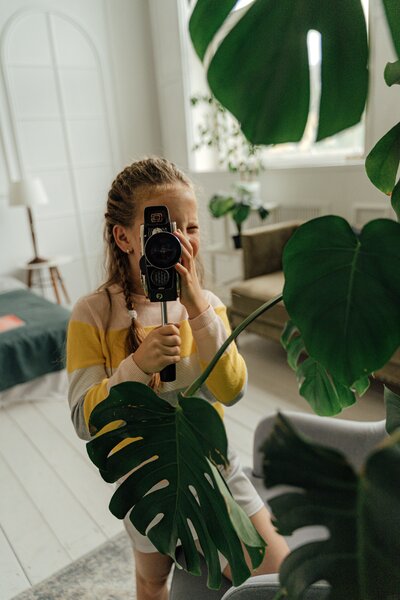 Eine Person, die eine Pflanze fotografiert.