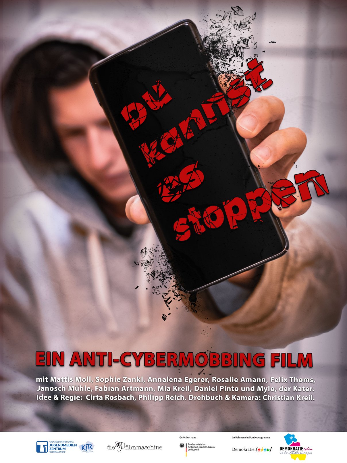 Ein Mensch, der ein Smartphone nach vorne hält, auf dem "Du kannst es stoppen" steht.
