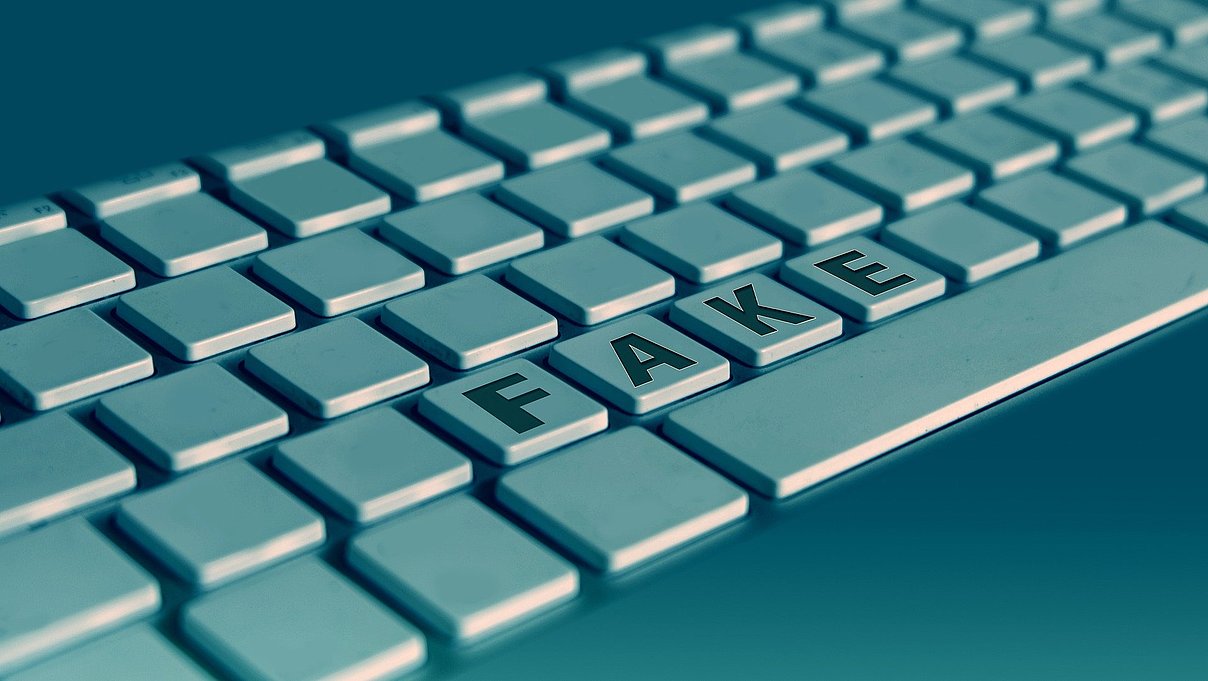 fake-5205183_1920.jpg Tastatur mit der Aufschrift Fake