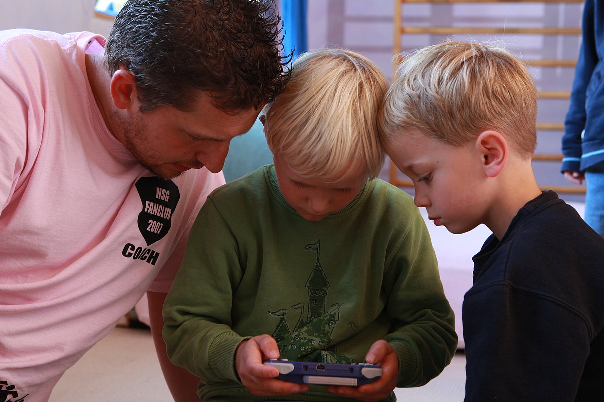 FSJH3616.JPG Kinder sammeln erste Erfahrungen mit dem Tablet