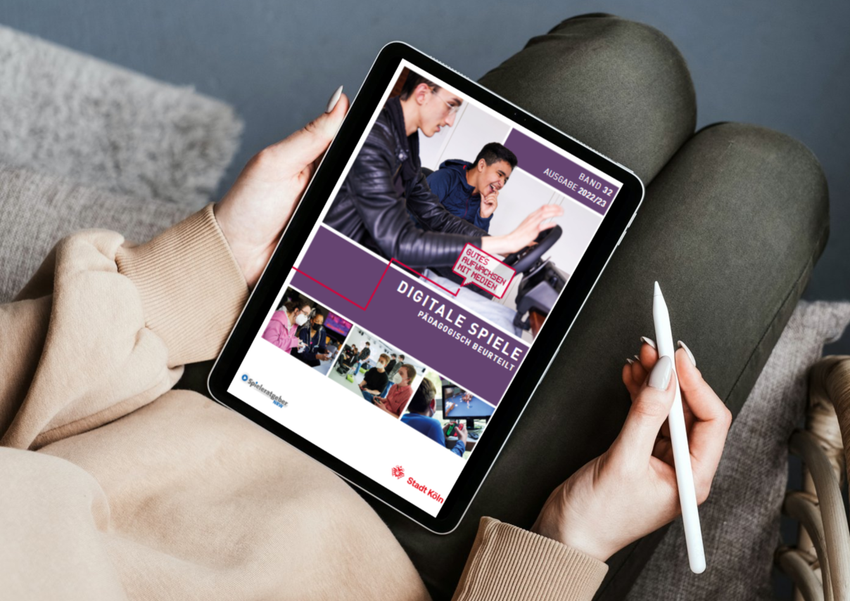 Eine Person, die sitzt und ein Tablet auf dem Schoß hat, auf dem sie sich die Broschüre Digitale Spiele - pädagogisch beurteilt anschaut.