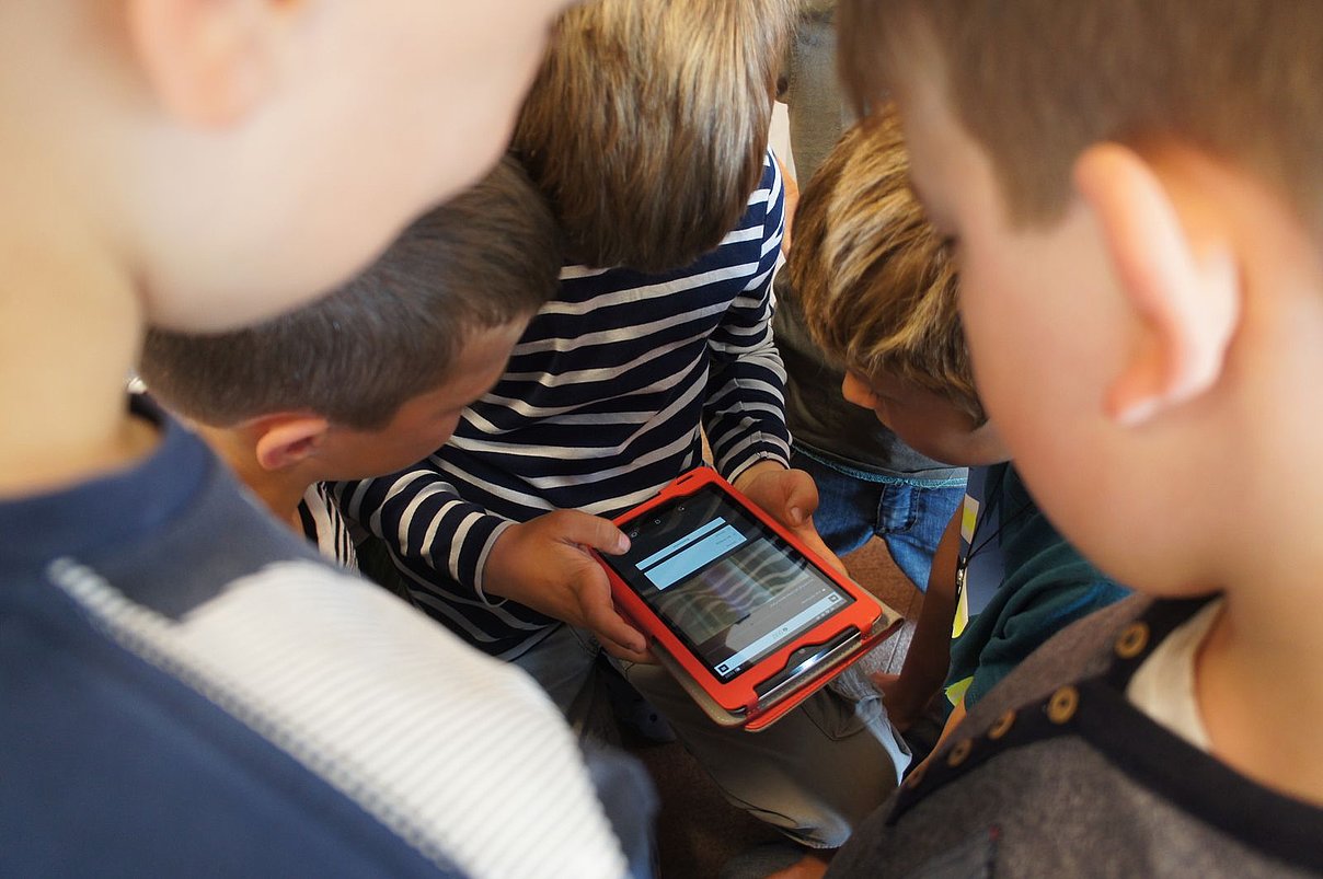 DSC01900.JPG Kinder bedienen ein Tablet