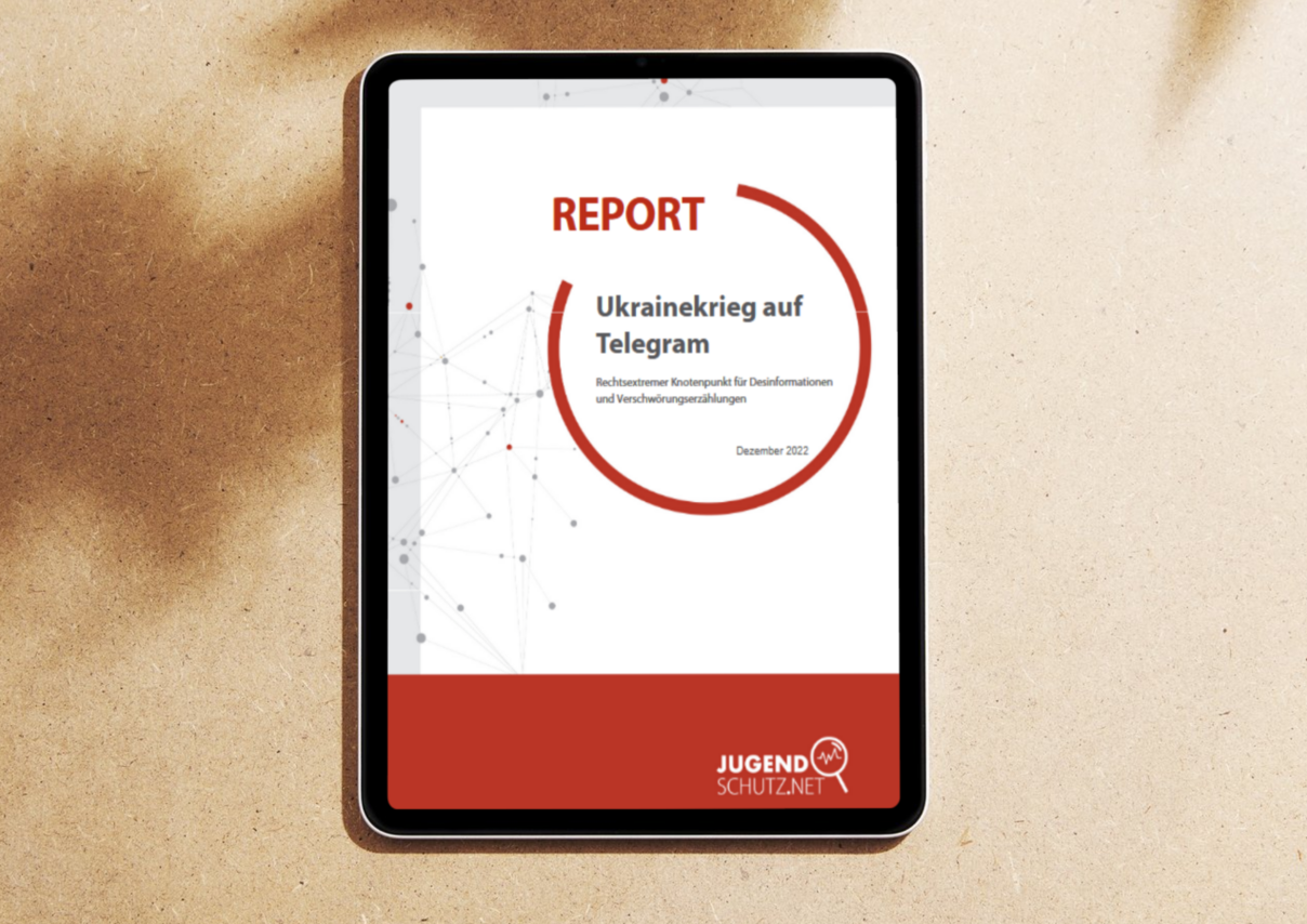Ein Tablet, auf dem der Report "Ukrainekrieg auf Telegram" von jugendschutz.net angezeigt wird.