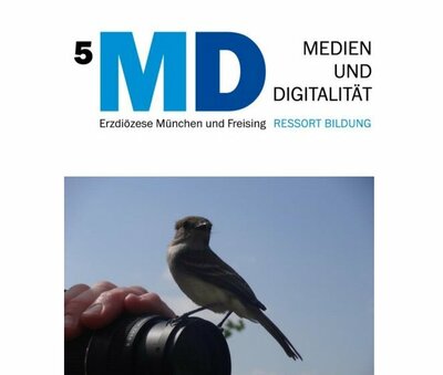 Titelbild der Publikation, welches einen Vogel auf einer Kameralinse zeigt