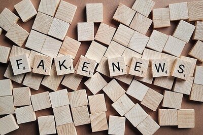 Holzplättchen, auf denen Fake News steht