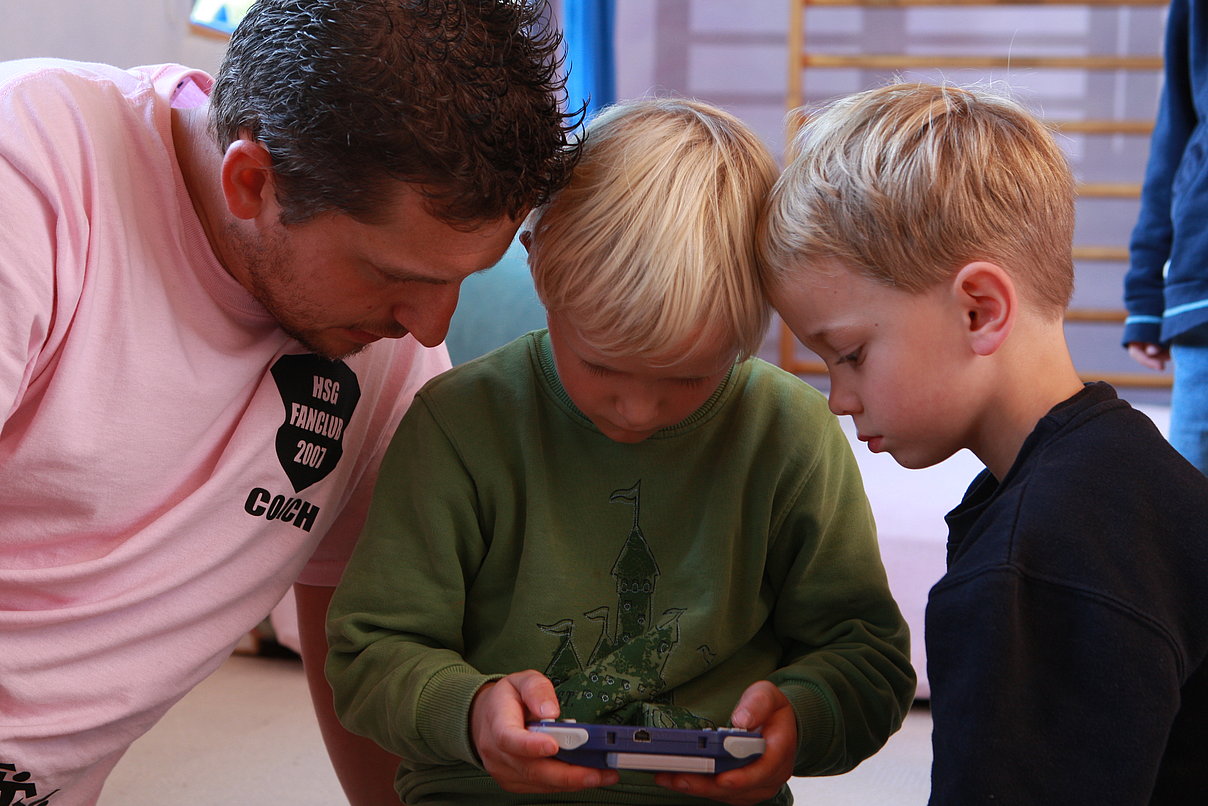 Kinder sammeln erste Erfahrungen mit dem Tablet
