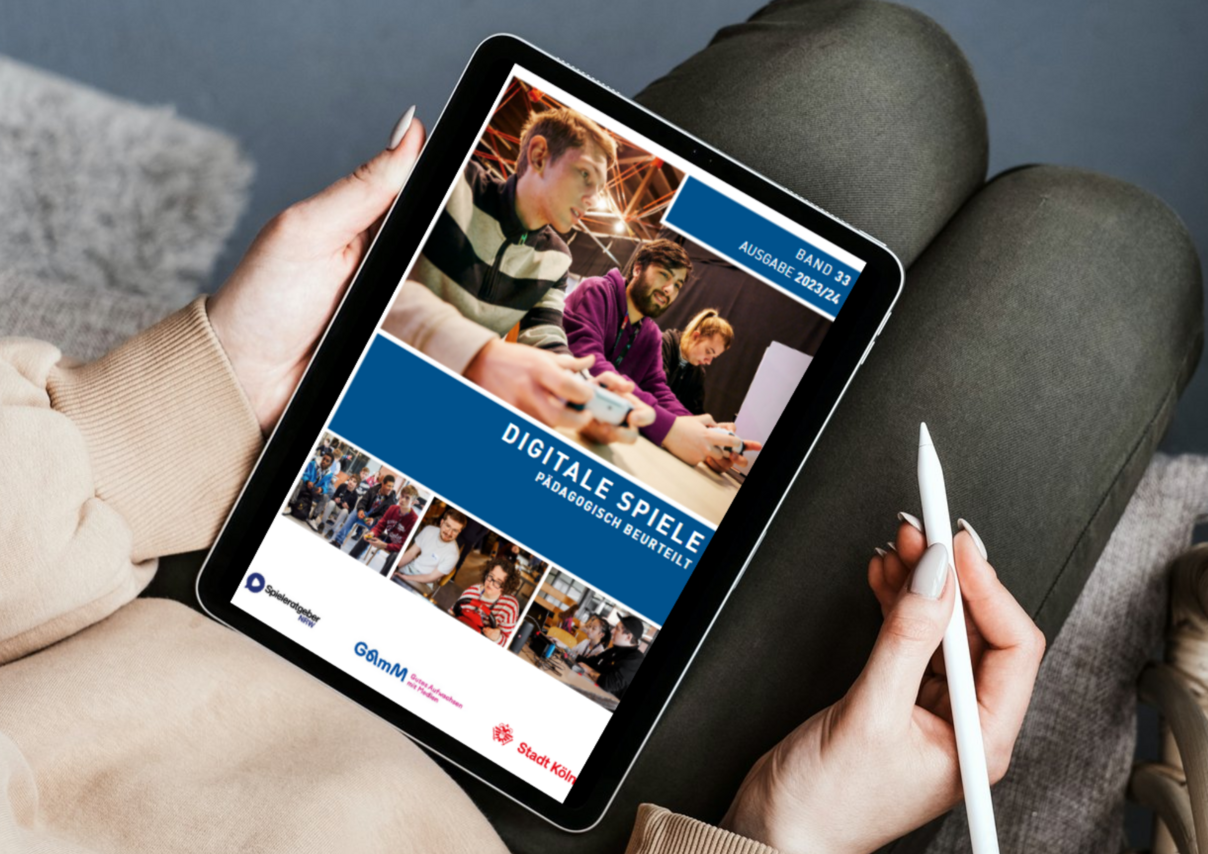 Eine Person, die sich auf dem Tablet die Broschüre "Digitale Spiele - Pädagogisch beurteilt" anschaut.