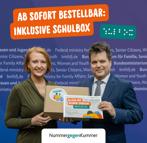 Bildungsministerin Lisa Paus und der Behindertenbeauftragte der Bundesregierung, Jürgen Dusel, die beide die neue inklusive Schulbox vor der Kamera präsentieren.