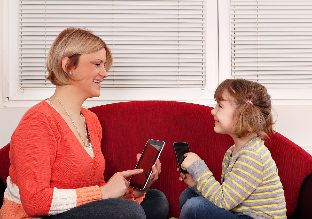 Mutter und Tochter Tablet