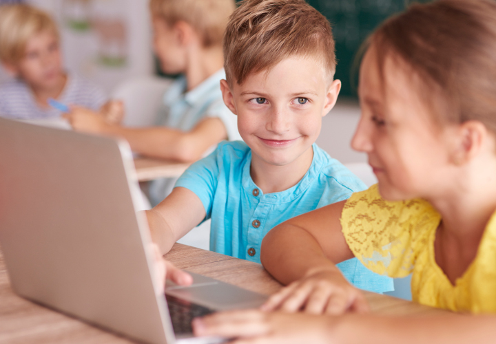 Kinder in Schule mit Laptop 