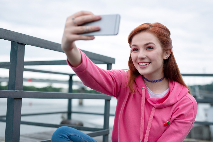 Mädchen macht Selfie mit Smartphone 