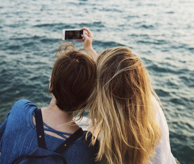 Zwei Mädchen mach ein Selfie von sich. 