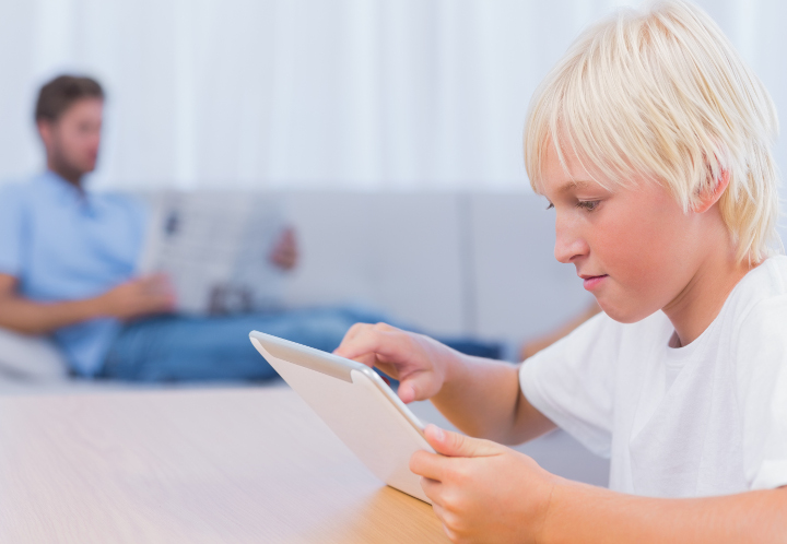 ThinkstockPhotos-175227984_ Wavebreakmedia Ltd_gross.jpg Junge mit Tablet und Vater mit Zeitung