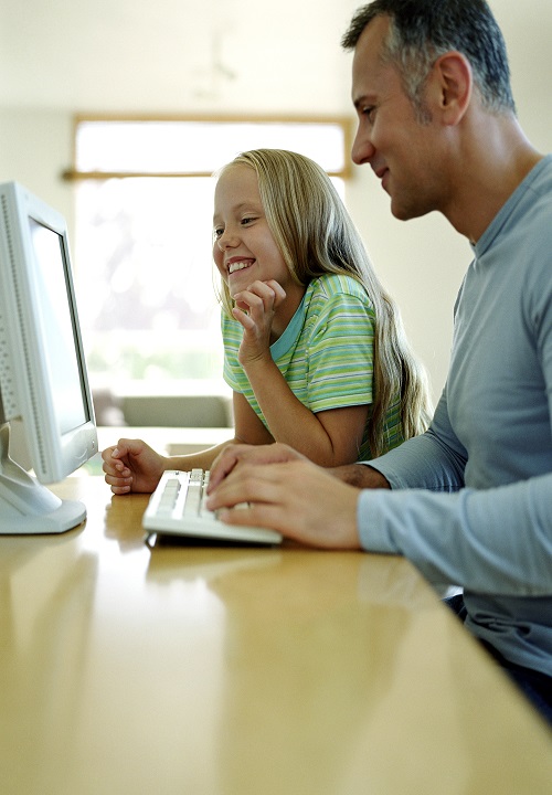 Vater und Tochter vor dem Computer