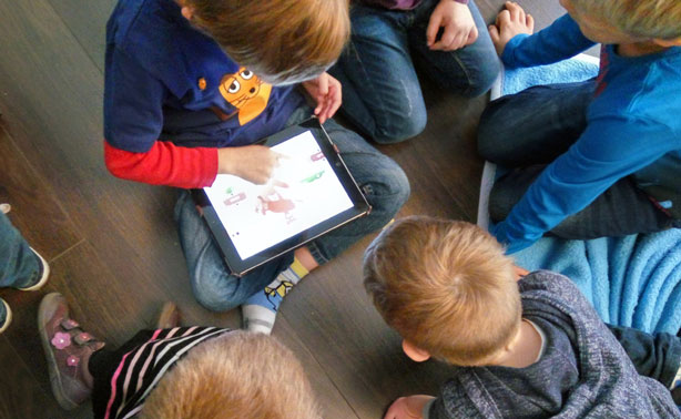 Kinder basteln am Tablet
