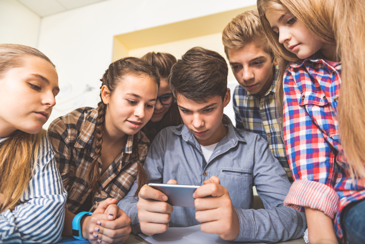 Jugendgruppe mit Smartphone