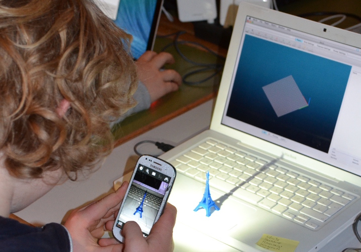 Ein Junge mit 3D-Drucker