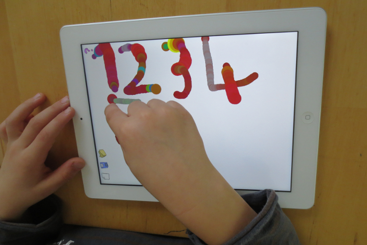 Kinderhand am Tablet