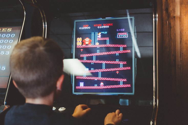4_734x487.jpg Junge spielt ein Videospiel.