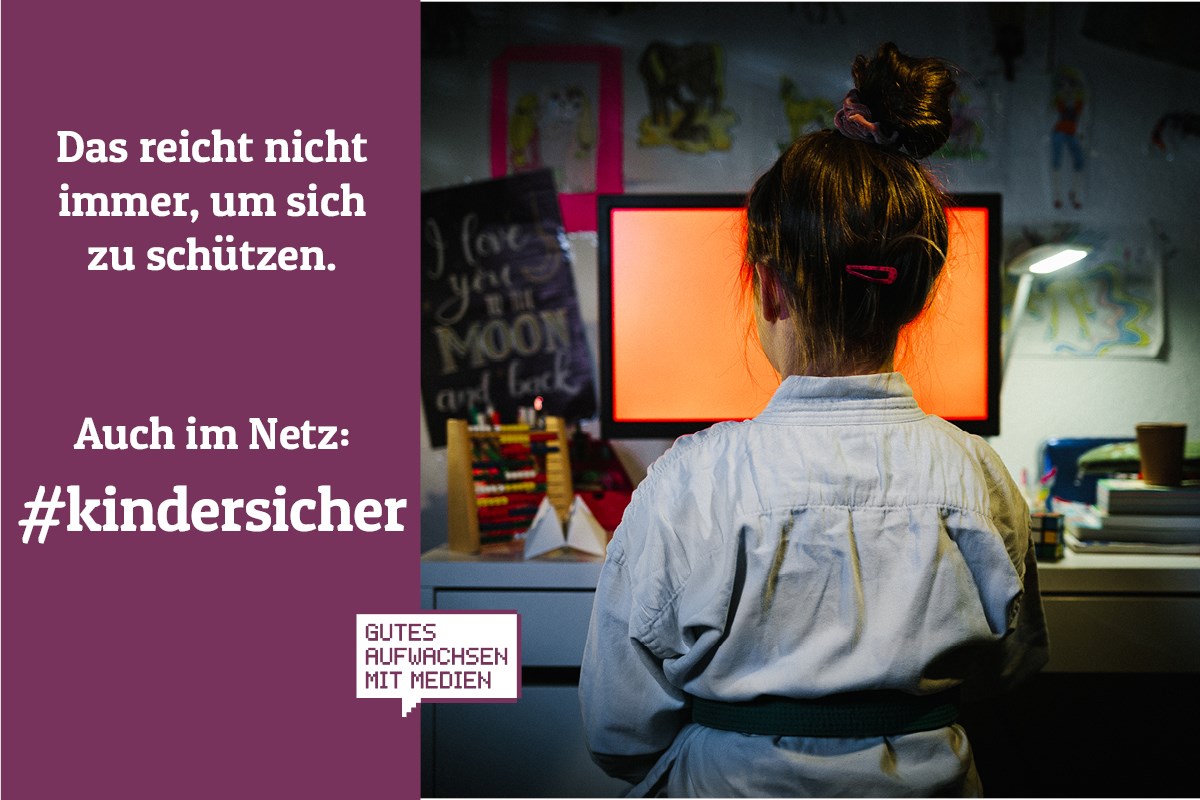 Sharepic_2.jpg Junges Mädchen sitzt im Karateanzug vor einem erleuchteten Bildschirm Text : Das reicht nicht immer, um sich zu schützen - Auch im Netz:#kindersicher