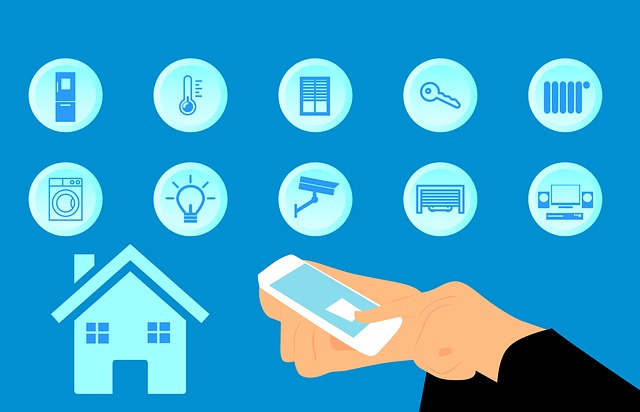 home-4100193_640.jpg Symbole, die technische Geräte abbilden und eine Hand, die ein Smartphone in den Händen hält