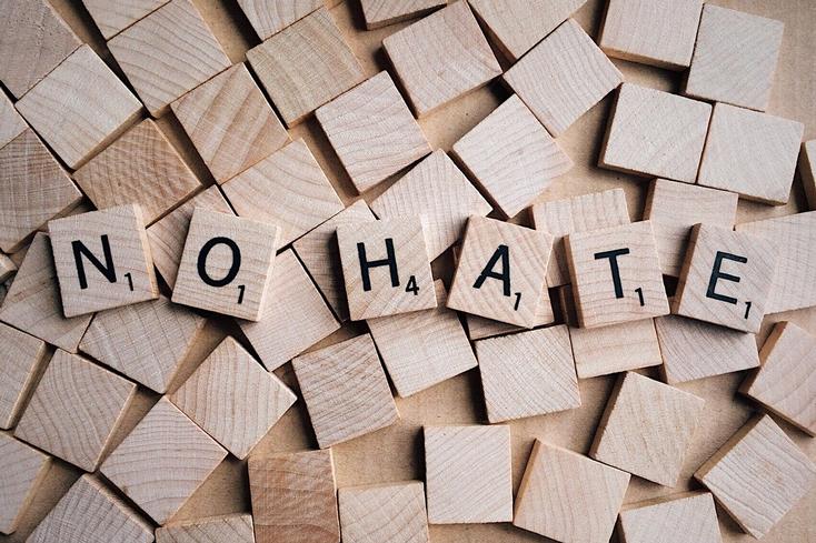 no hate_pixabay_wokandapix_1252.jpg Holzplättchen, auf denen no hate steht