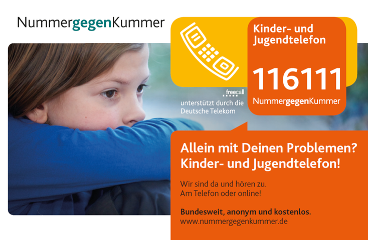Ein Kind, das in die Ferne schaut.