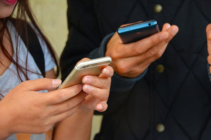 Junge Menschen, die ein Smartphone in ihren Händen halten