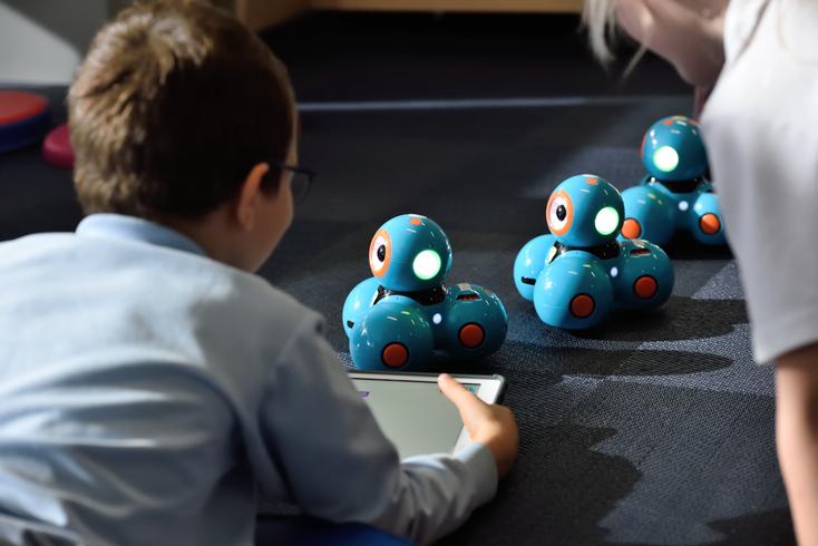 stem-t4l_unsplash.jpg Kinder, die mit vernetztem Spielzeug spielen