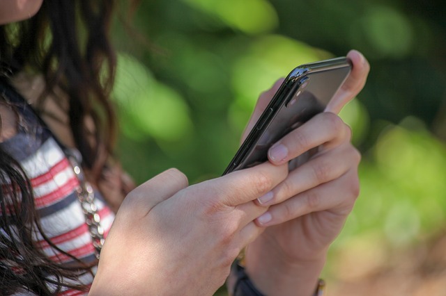 pixabay_Jasmin_Sessler.jpg Eine Person, die ein Smartphone in den Händen hält