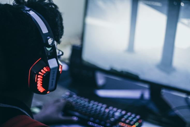 fredrick-tendong_unsplash.jpg Ein Mensch, der vor einem Computerbildschirm sitzt.