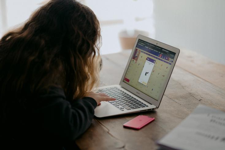 annie-spratt-V_yEK9wOuPw-unsplash.jpg Programmieren für Kinder