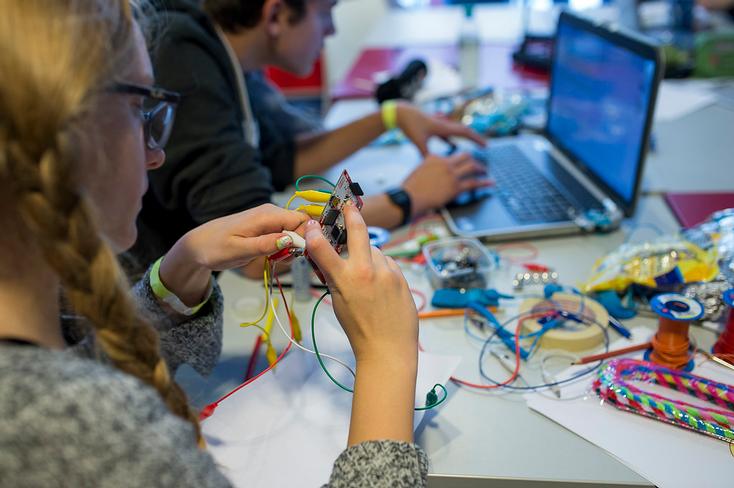Makey Makey Bunt Mädchen_©Bente Stachowske_Initiative Creative Gaming e.V..jpg Junge Menschen, die mit einem Makey Makey kreativ sind.
