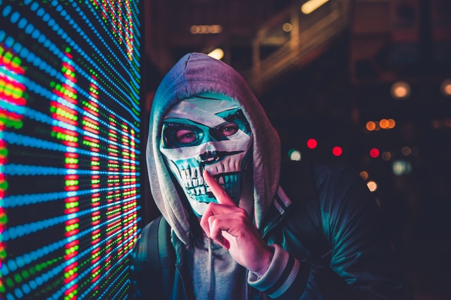 max-bender_unsplash.jpg Person mit Maske