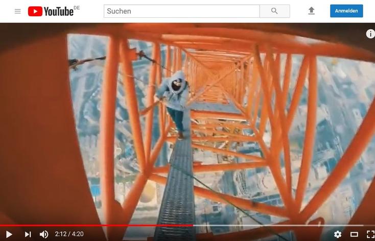 YouTube-Roofing (002).jpg Screenshot Ansicht: Mensch, der auf einem Gerüst balanciert.
