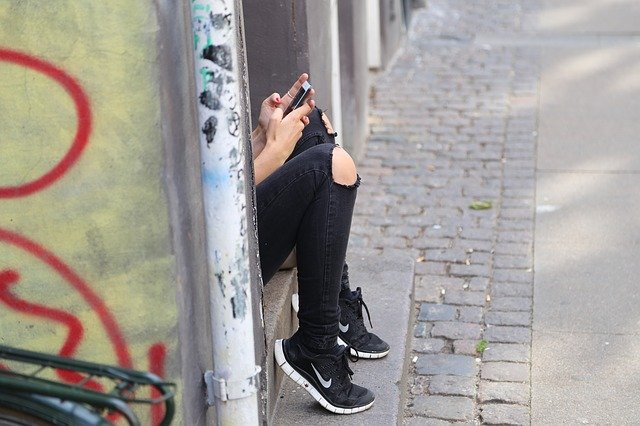 girl-518517_640 (2).jpg Verstecktes Teenie-Mädchen am Handy