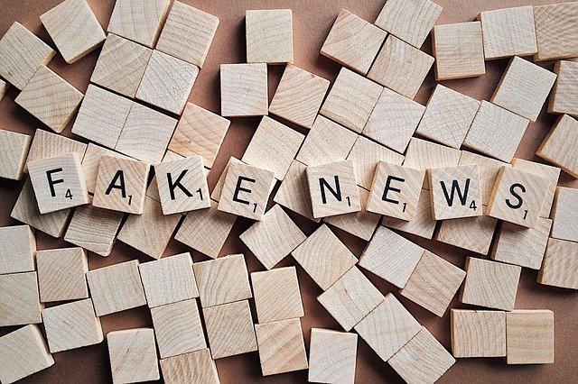 pixabay_wokandapix.jpg Holzplättchen, auf denen Fake News steht