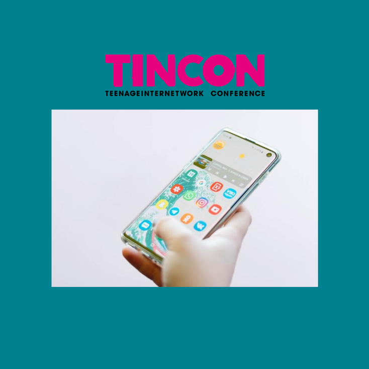 Tincon.png Ein Smartphone wird in der Hand gehalten und bedient.