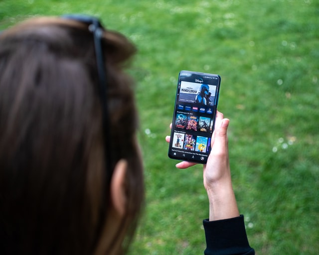 mika-baumeister-c5oiFqJGlgc-unsplash.jpg Eine Person, die ein Smartphone in ihren Händen hält.