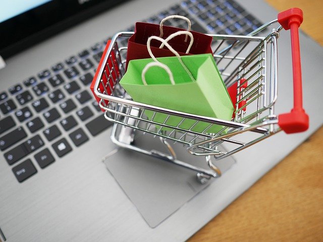 pixabay_preisking.jpg Ein Laptop, auf dem ein kleiner Einkaufswagen steht.